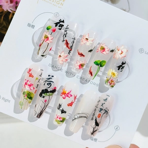 Tinten-Lotus- und Koi-Design 3D-Nagelaufkleber auf milchweißen langen Sargnägeln