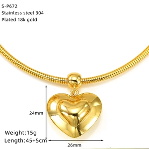 Détail du pendentif cœur en acier plaqué or 18K sur une chaîne serpent élégante