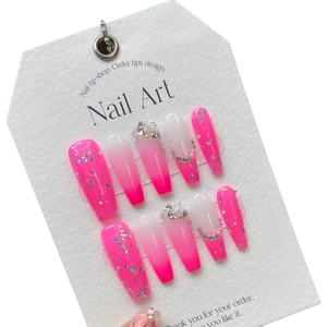 Unghie finte extra lunghe rosa shocking con fiori 3D, perle e strass stile Barbie Core