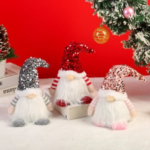 Set aus drei Weihnachtszwergen mit Pailletten und Leuchtfunktion auf rotem Hintergrund