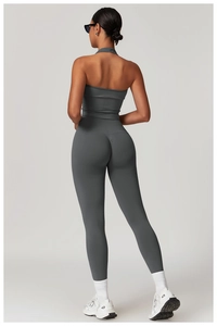 Vue arrière de l'ensemble de yoga côtelé sans couture avec haut à dos nageur et legging