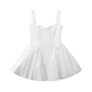 Robe blanche élégante sans manches à col carré, taille ajustée et ourlet évasé