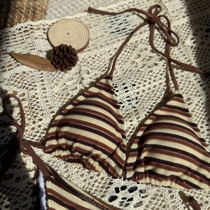 Bikini a righe marroni e beige con tessuto testurizzato su pizzo all'uncinetto