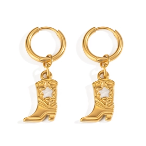 Détails de boucles d'oreilles créoles avec pendentifs bottes de cowboy dorées