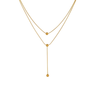 Vue détaillée d'un collier double en acier inoxydable doré orné de perles et pompons