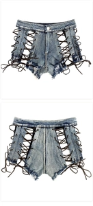 Dettaglio degli shorts in denim con lacci laterali e bordi sfrangiati consumati