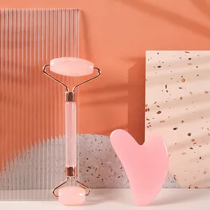 Gesichtsroller aus rosa Harz und herzförmiges Gua Sha Set mit roségoldenen Akzenten