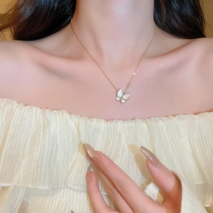 Elegante collana placcata oro 18K con ciondolo farfalla in madreperla e zircone lucido