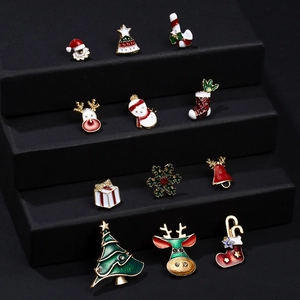 Detail von 12 festlichen Acryl-Weihnachtsbroschen mit Weihnachtsmann, Rentier und Schneeflocken