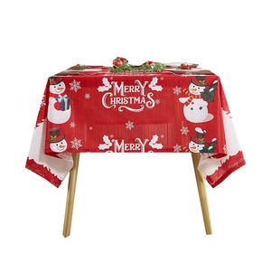 Feestelijk rood kersttafelkleed met sneeuwpop, sneeuwvlokken en Merry Christmas print