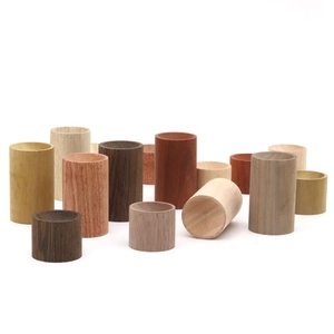 Diffuseurs d'huiles essentielles artisanaux en bois sur fond blanc, tailles variées
