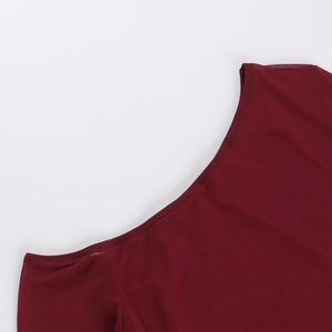 Détail du haut en tulle bordeaux montrant l'encolure asymétrique et la texture