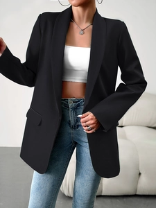 Détail d'un blazer noir à manches longues pour femmes au style cardigan ouvert