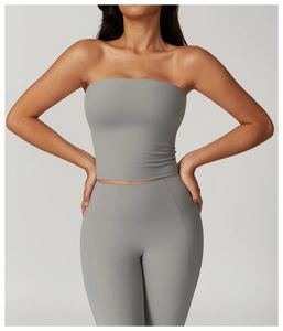 Vue de face de l'ensemble de yoga gris sans couture avec brassière et legging