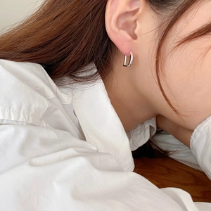 Minimalist S925 sterling silver D-shaped hoop earrings on female model's ear