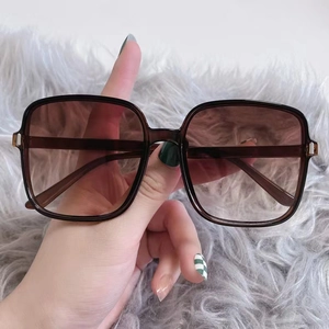 Gafas de sol cuadradas oversize retro con lentes degradados marrón y montura oscura