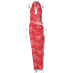 Détail de la robe maxi rouge à fleurs avec découpe taille et fente à volants