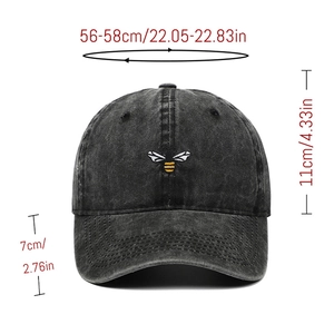 Détail de casquette en coton délavé avec broderie d'abeille et dimensions de taille