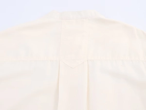 Détail du dos d'une chemise à rayures beige avec empiècement et col montant chic