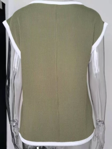 Détail d'un haut à manches courtes en maille côtelée vert olive avec bordure blanche
