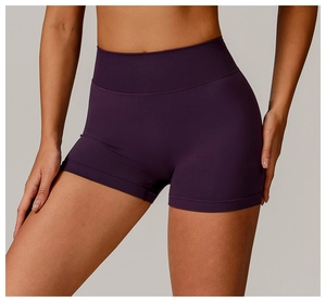 Gros plan du short de yoga sans couture taille haute violet foncé avec ceinture côtelée