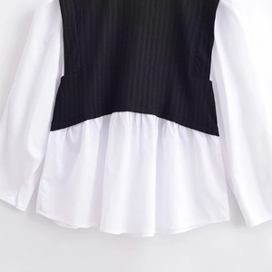 Haut style deux pièces pour femmes avec tissu noir texturé et empiècement chemise blanche