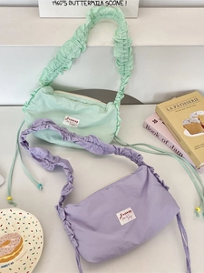 Borsa a tracolla in tela da donna in verde menta e lilla con spalline plissettate