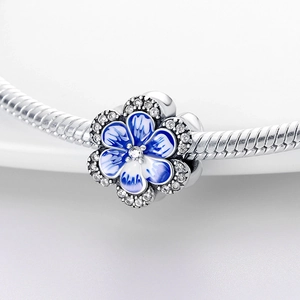 Charm de girasol azul en plata con esmalte y circón en pulsera de cadena snake