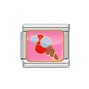 Dettaglio macro di charm modulare italiano con smalto rosa e motivo gelato colorato