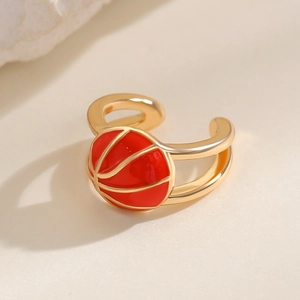 Λεπτομερής όψη χρυσού ear cuff μπάσκετ με κόκκινο σμάλτο και σχέδιο U χωρίς τρύπα στο αυτί