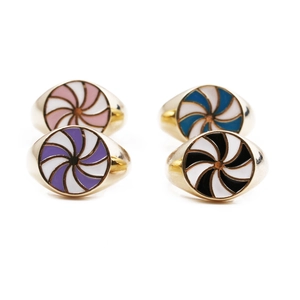 Farbenfrohe Emaille-Ringe aus vergoldetem Kupfer mit geometrischen Spiraldesigns