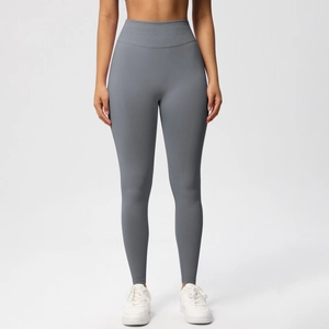 Detailansicht der nahtlosen High-Waist-Yoga-Leggings aus dunkelgrauem Kompressionsstrick