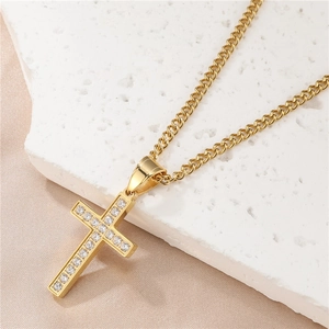 Gros plan du collier croix en acier titane doré avec diamants sur soie et pierre