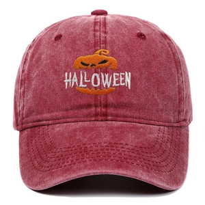 Detailaufnahme der Halloween-Kürbis-Stickerei auf der gewaschenen weinroten Baseballkappe