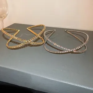 Serre-tête double couche croisé avec chaîne tressée et strass sur fond gris