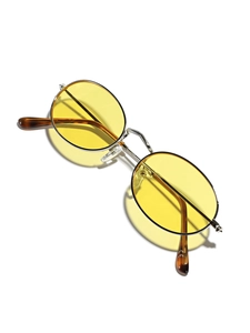 Gafas de sol ovaladas retro con lentes amarillas y montura de metal plateado
