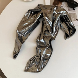 Détail du foulard léopard argenté métallisé Y2K avec une texture brillante et réfléchissante
