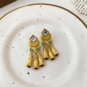Vintage goldene geometrische Ohrringe mit Kristall, grünen Steinen und Perlen