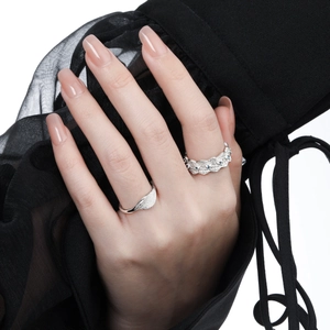 Elegant S925 sterling silver mesh texture diamond ring set worn by model in black mesh