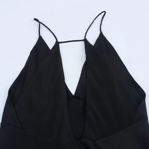 Robe nuisette élégante en satin noir avec col en V profond et fines bretelles d'été