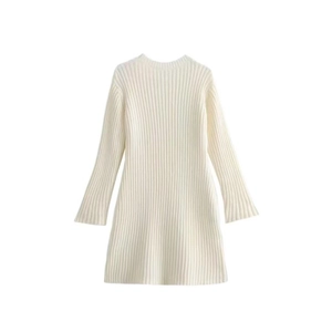 Detalle de vestido de punto acanalado en blanco crema con mangas largas y cuello alto