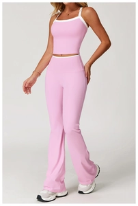 Roze yogaset met contrasterende tanktop en uitlopende broek met hoge taille voor sport