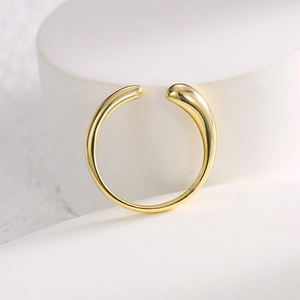 Anello aperto regolabile placcato oro minimalista con estremità a goccia su pietra bianca