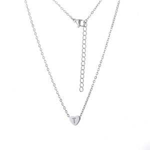 Collier pendentif cœur argenté poli avec lettre T gravée et chaîne réglable