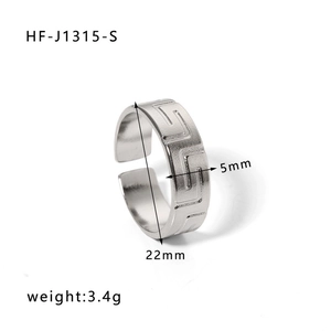 Detail view of 5mm silver heart chain ring with dimensions and weight specifications
