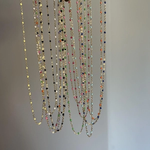 Colliers de perles en émail coloré avec chaîne dorée pour femmes en plusieurs couleurs vives