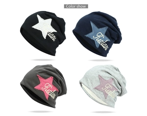 Quattro colori di berretti con stella in nero, blu navy, grigio scuro e grigio chiaro