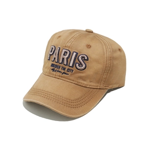 Détail du logo Paris brodé sur la casquette en coton kaki avec coutures sur la visière
