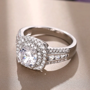 Macro-opname van verzilverde koperen ring met dubbele halo van cubic zirconia