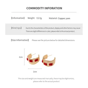 Size chart showing 2cm C-shaped earrings made of copper and red yarn weighing 13.7g
